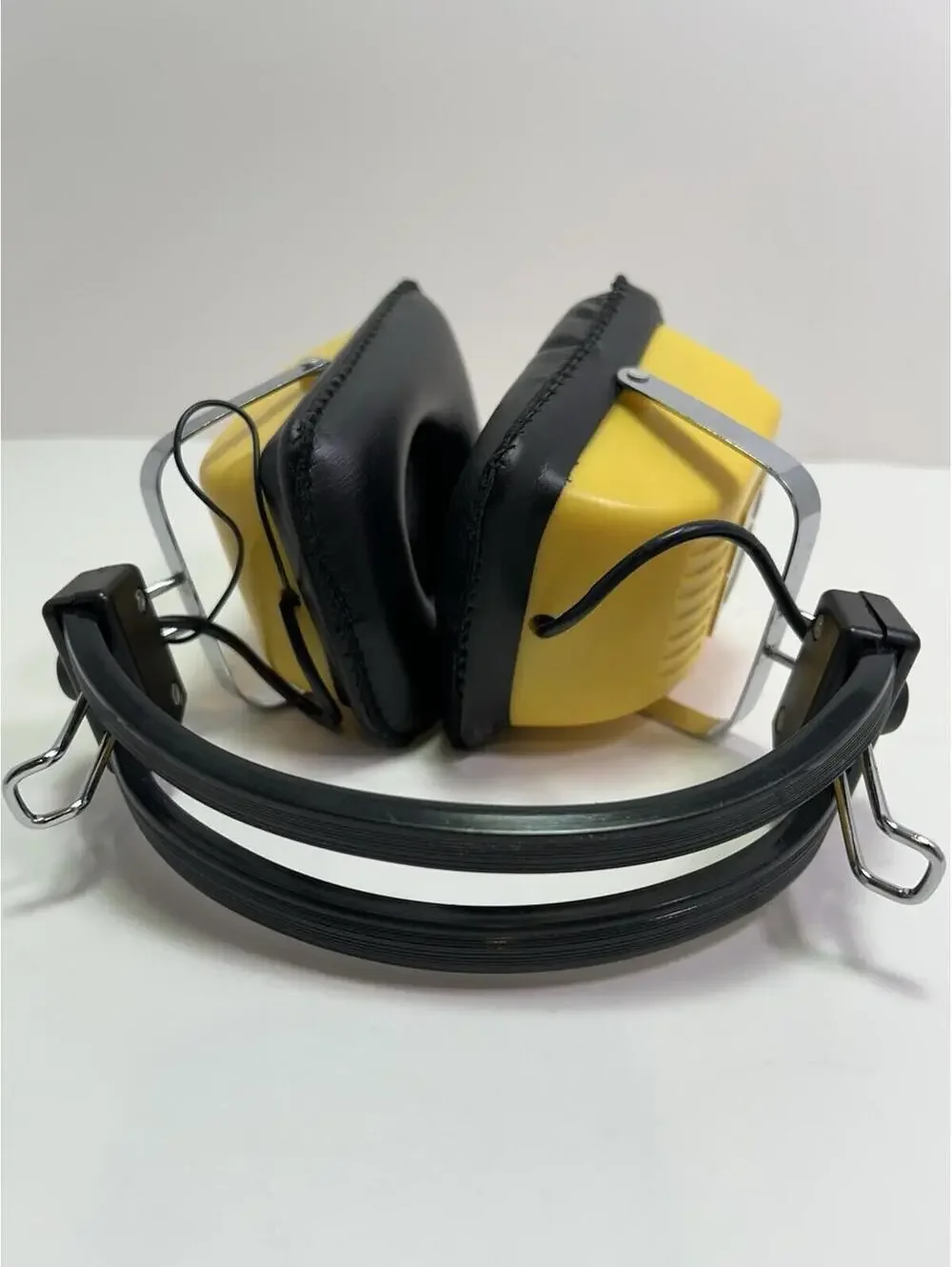 Vintage Gran Prix AM-FM Radio Yellow Headphones HP9000 Tested And Working 9-volt